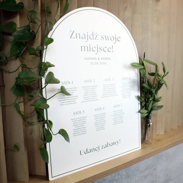 Plan stołów z kolekcji Jungle w formie łuku, w eleganckim i minimalistycznym stylu z delikatnym obramowaniem