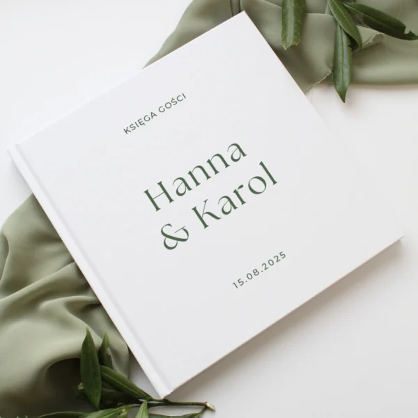 zbliżenie na księgę gości Jungle z zielonym nadrukiem imion i daty, ułożoną na białym tle z zieloną tkaniną.