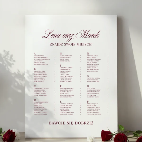 plan stołów burgundowy z rozmieszczeniem gości według alfabetu, otoczony czerwonymi różami