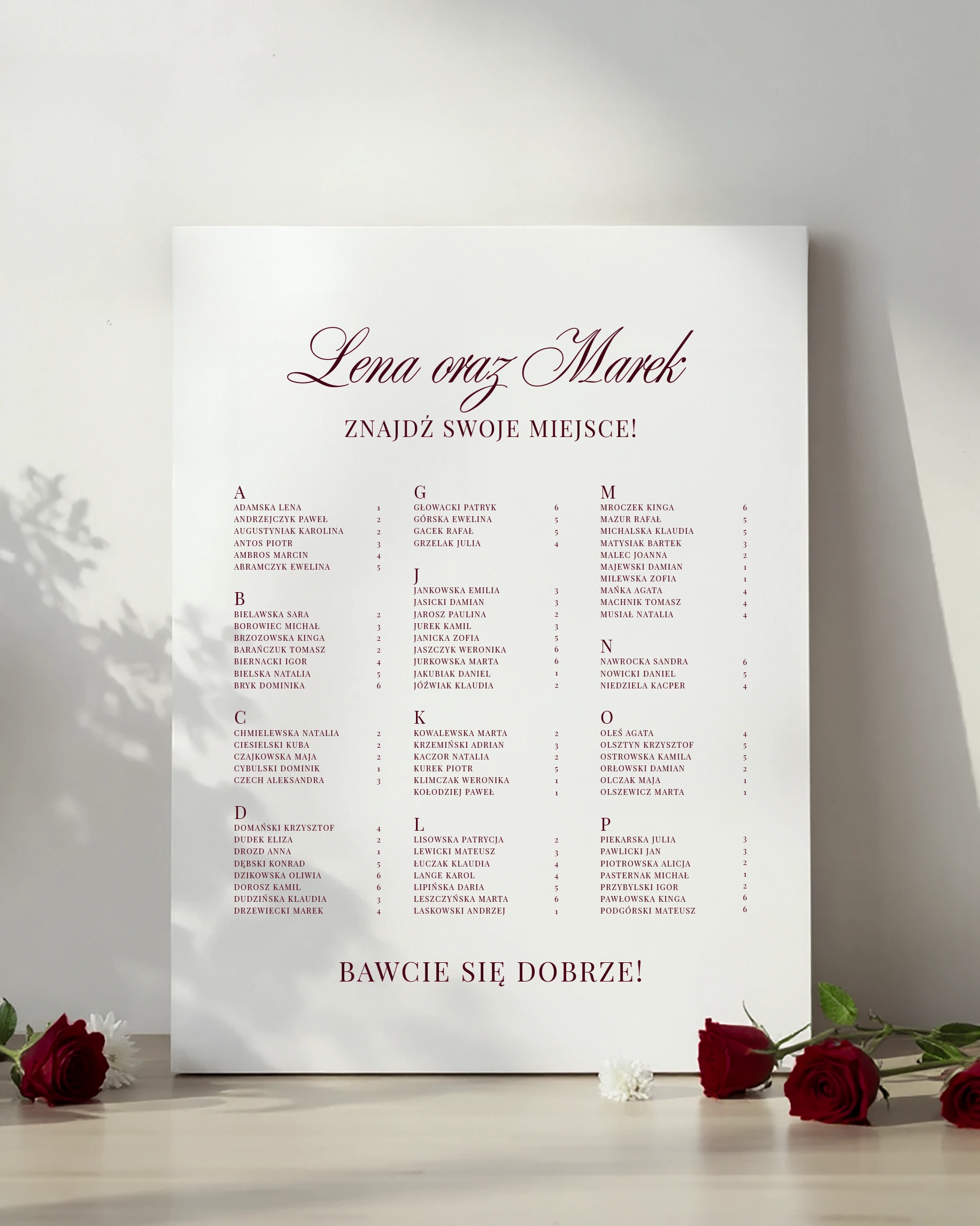 plan stołów burgundowy z rozmieszczeniem gości według alfabetu, otoczony czerwonymi różami