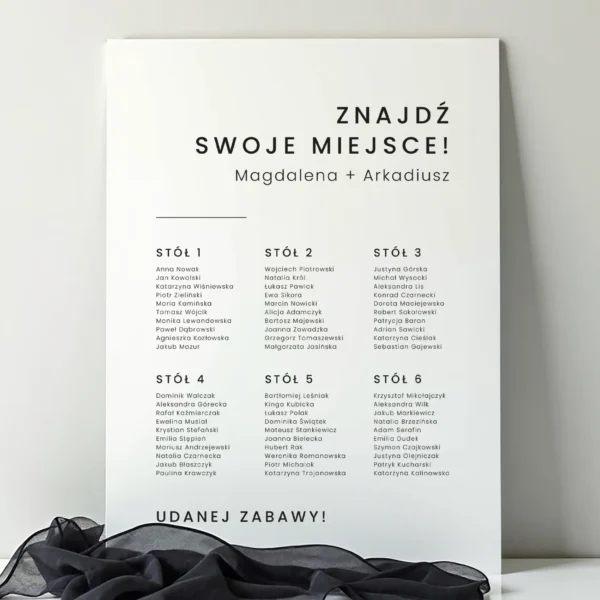 biały plan stołów w układzie poziomym z elegancką typografią