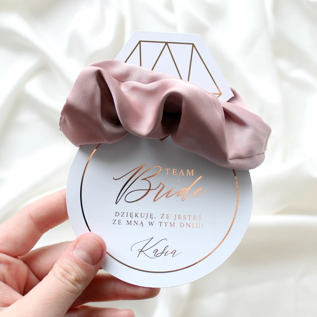 pojedyncze podziękowanie na wieczór panieński z gumką scrunchie i personalizacją