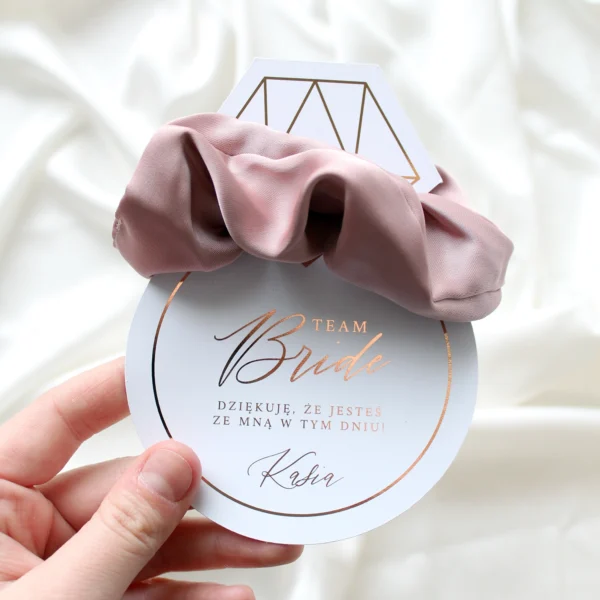 pojedyncze podziękowanie na wieczór panieński z gumką scrunchie i personalizacją