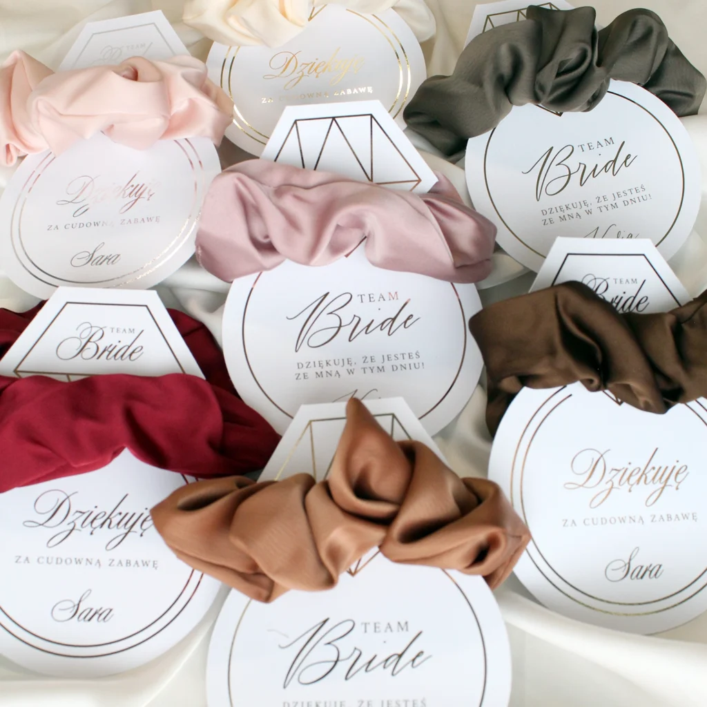 zestaw gumek scrunchie przygotowanych jako eleganckie podziękowania dla uczestniczek wieczoru panieńskiego
