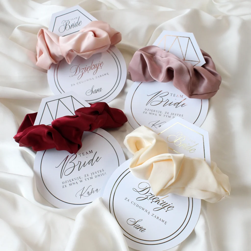 personalizowane podziękowania z gumkami scrunchie dla team bride