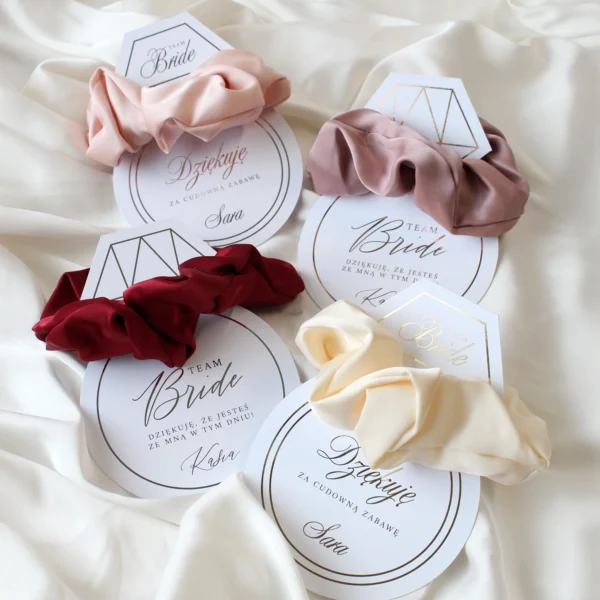 personalizowane podziękowania z gumkami scrunchie dla team bride
