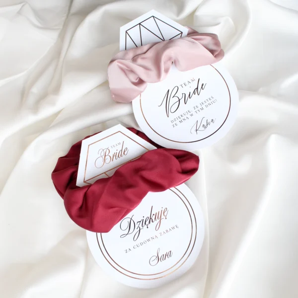 prezent dla team bride w formie gumki scrunchie na personalizowanej kartce