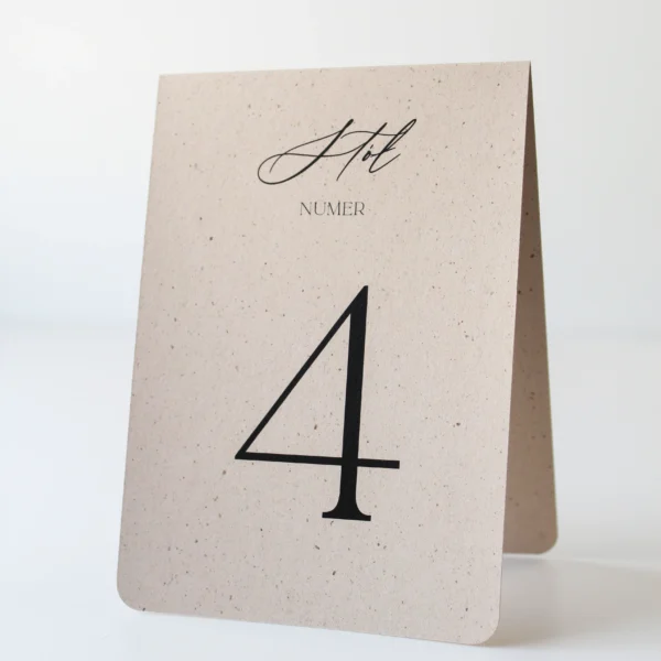 Numery kremowe beżowy z drobinkami, numer stołu w formie stojącego daszka z zaokrąglonymi rogami, papier z delikatnymi drobinkami