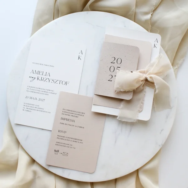 Zestaw zaproszeń i dodatków ślubnych w spójnym, minimalistycznym stylu