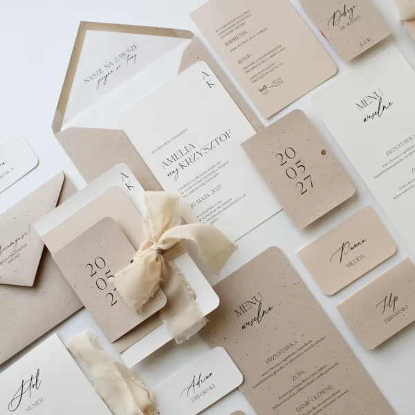 Zestaw papeterii ślubnej z kopertami i dodatkami w neutralnych barwach