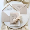 Papeteria ślubna w neutralnych barwach z delikatnymi dodatkami tekstylnymi