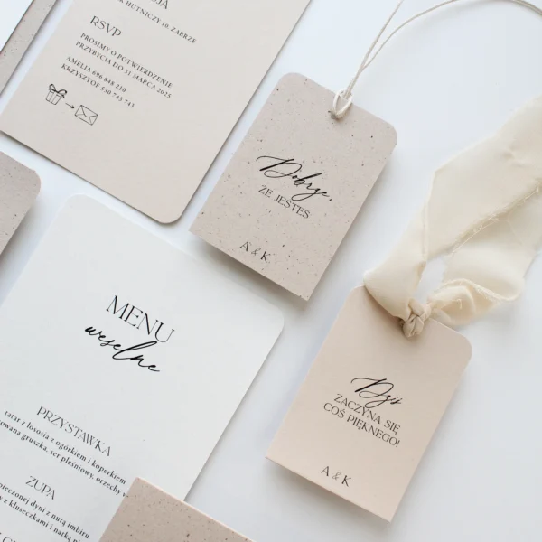 Zawieszki na alkohol z kolekcji kremowej, delikatne papiery i jasna wstążka szyfonowa