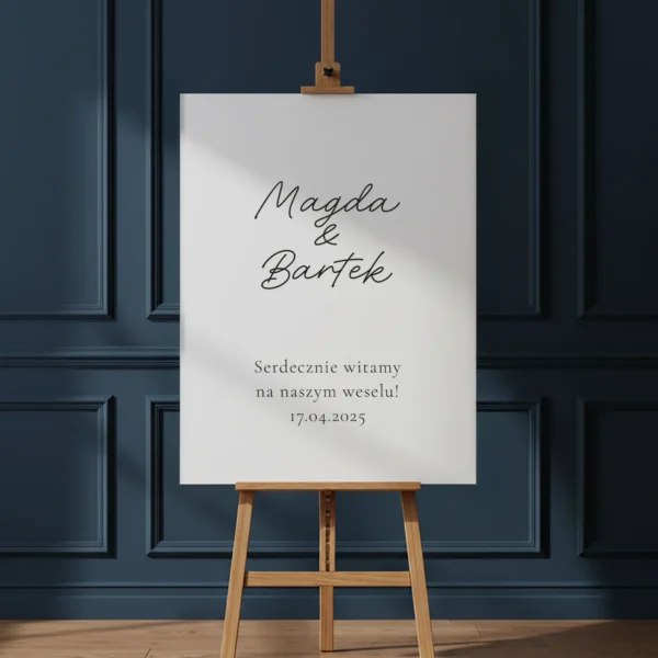 Tablica powitalna weselna z imionami Pary Młodej ustawiona na sztaludze