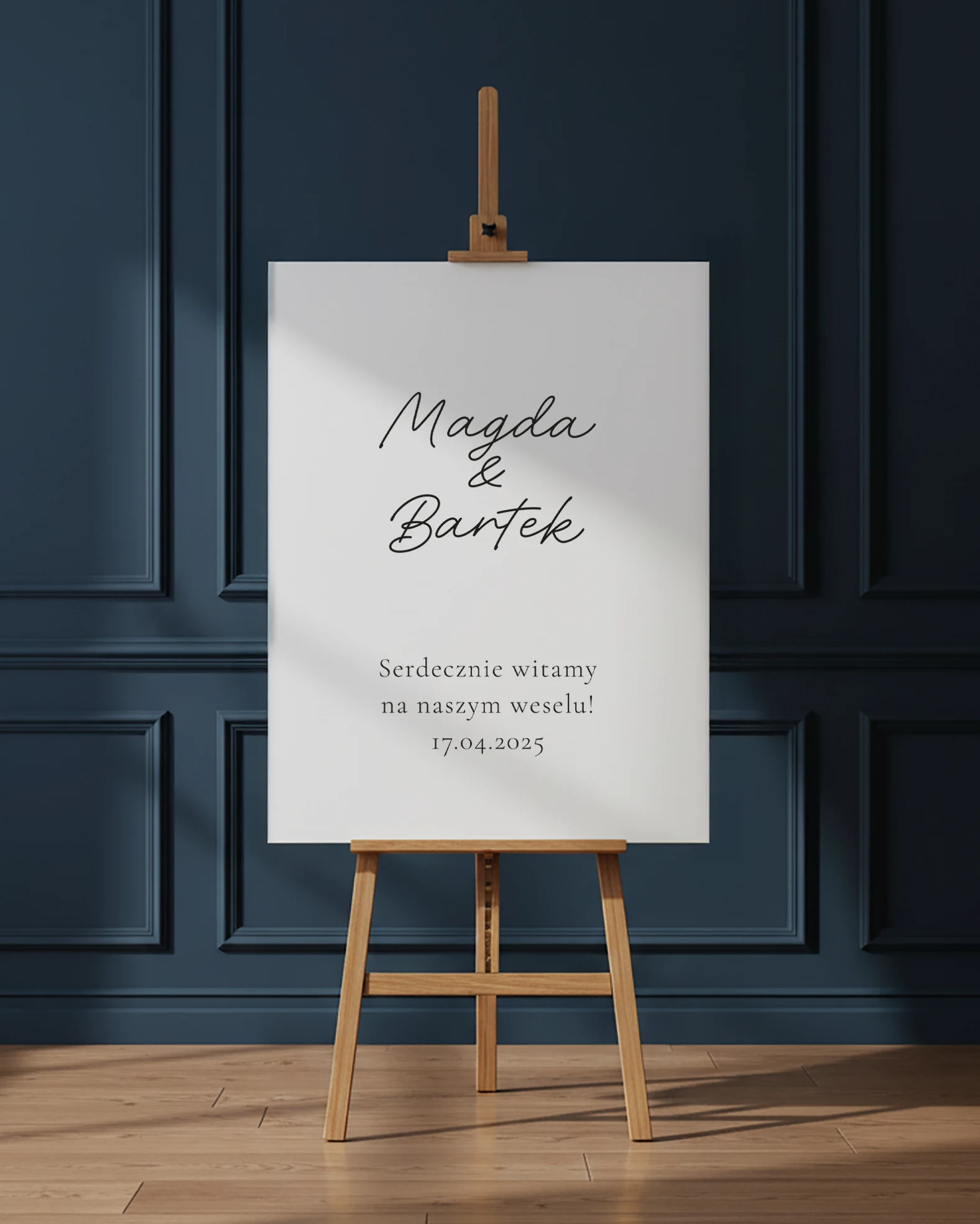 Tablica powitalna weselna z imionami Pary Młodej ustawiona na sztaludze