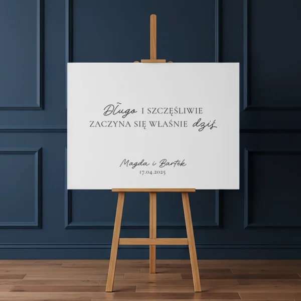 Tablica powitalna na wesele na drewnianej sztaludze w eleganckiej aranżacji wnętrza