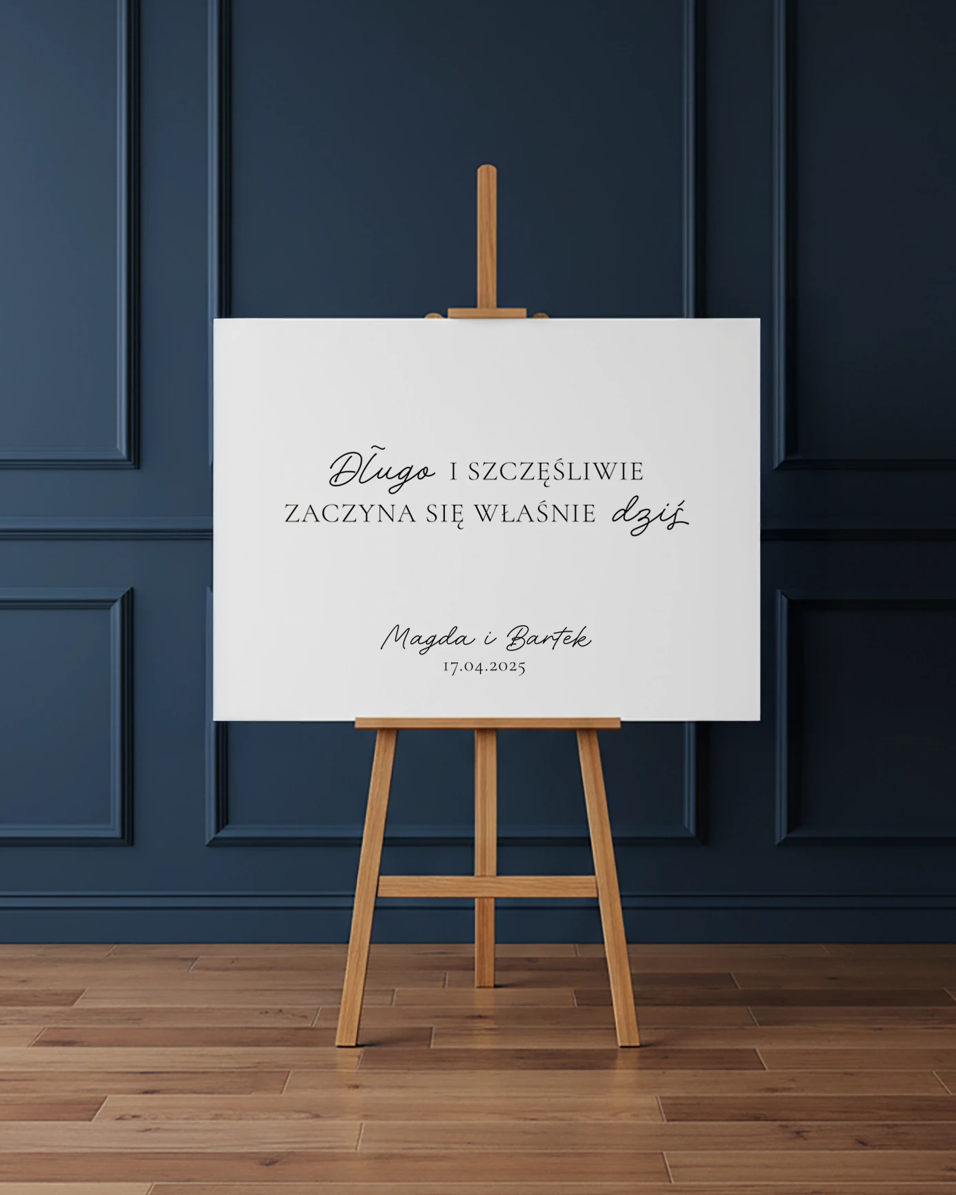 Tablica powitalna na wesele na drewnianej sztaludze w eleganckiej aranżacji wnętrza