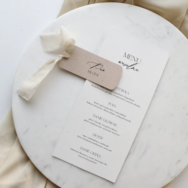 Menu weselne i winietka do położenia na talerzu w neutralnych beżowych barwach