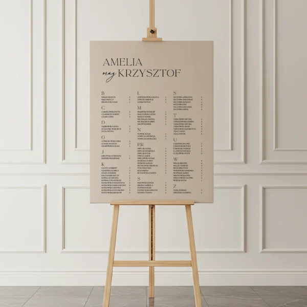 tablica z planem usadzenia gości z alfabetycznym układem nazwisk, stonowana beżowa forma, czarna typografia, drewniana sztaluga we wnętrzu z dekoracyjnymi panelami ściennymi