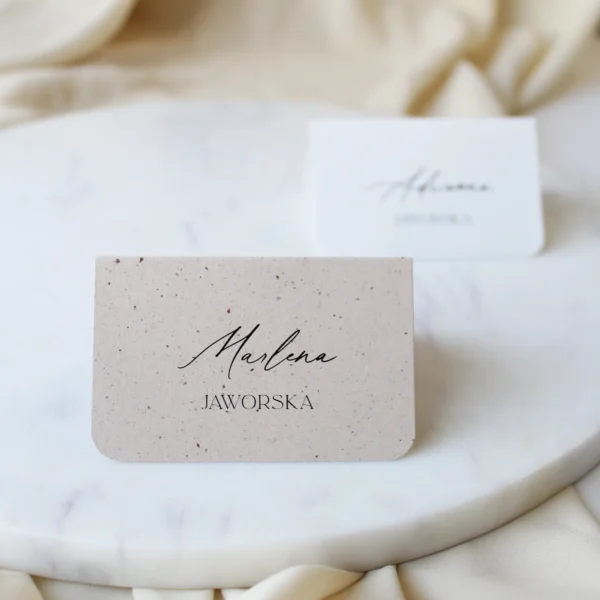 Winietka w kolorze białym ekologicznym z delikatnym nadrukiem, minimalistyczne ujęcie