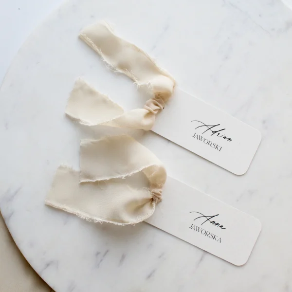 Białe winietki z szyfonową szarpaną wstążką