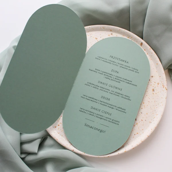 otwarte menu weselne Eukaliptus w odcieniu matcha z widocznym spisem dań w środku i zaokrąglonym kształtem