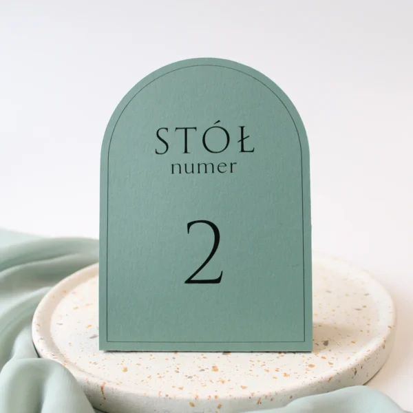 zielony numer stołu Eukaliptus w odcieniu matcha z elegancką typografią i subtelną ramką