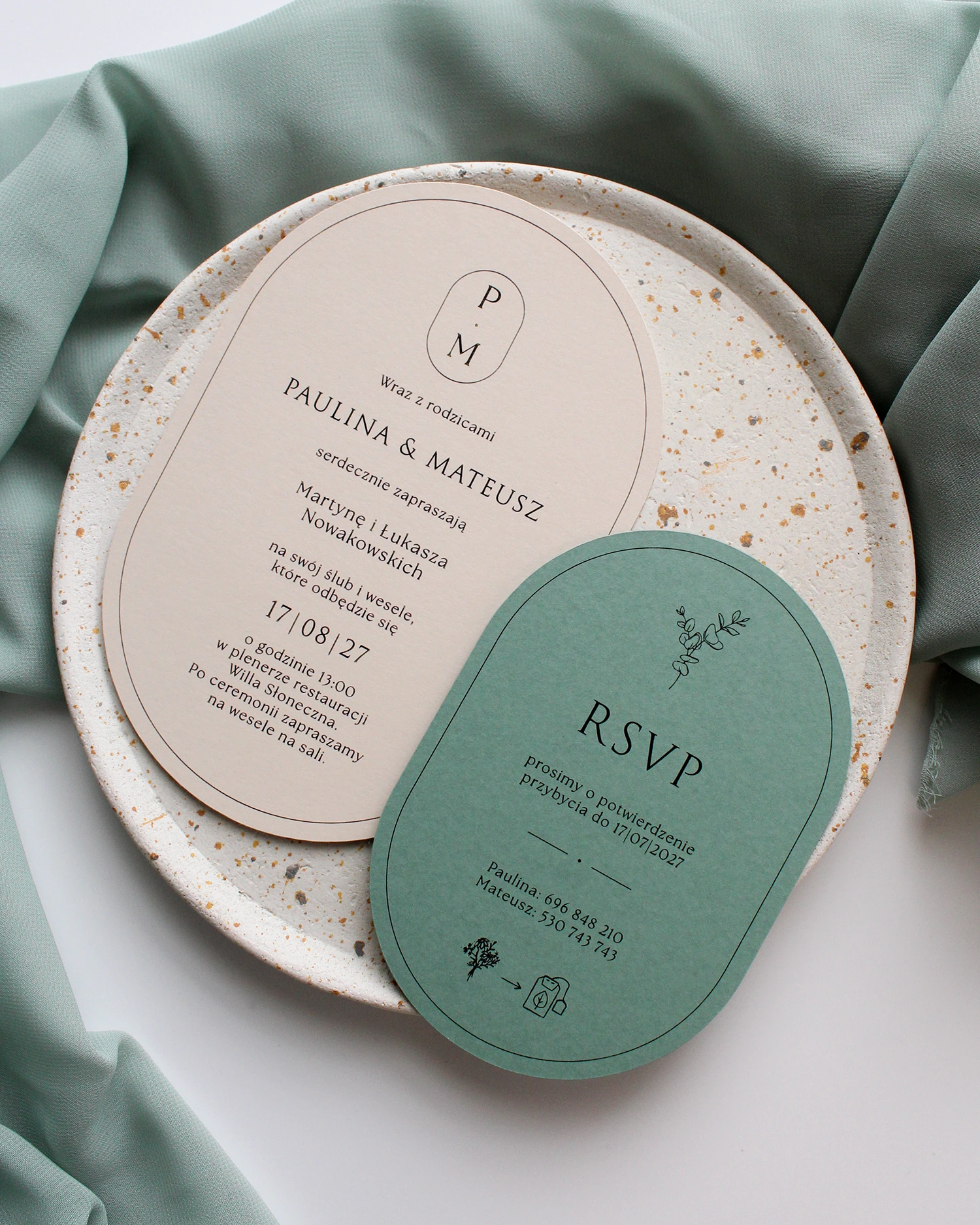 zaproszenie 艣lubne Eukaliptus w kszta艂cie 艂uku z kart膮 RSVP w kolorze matcha na marmurowym tle