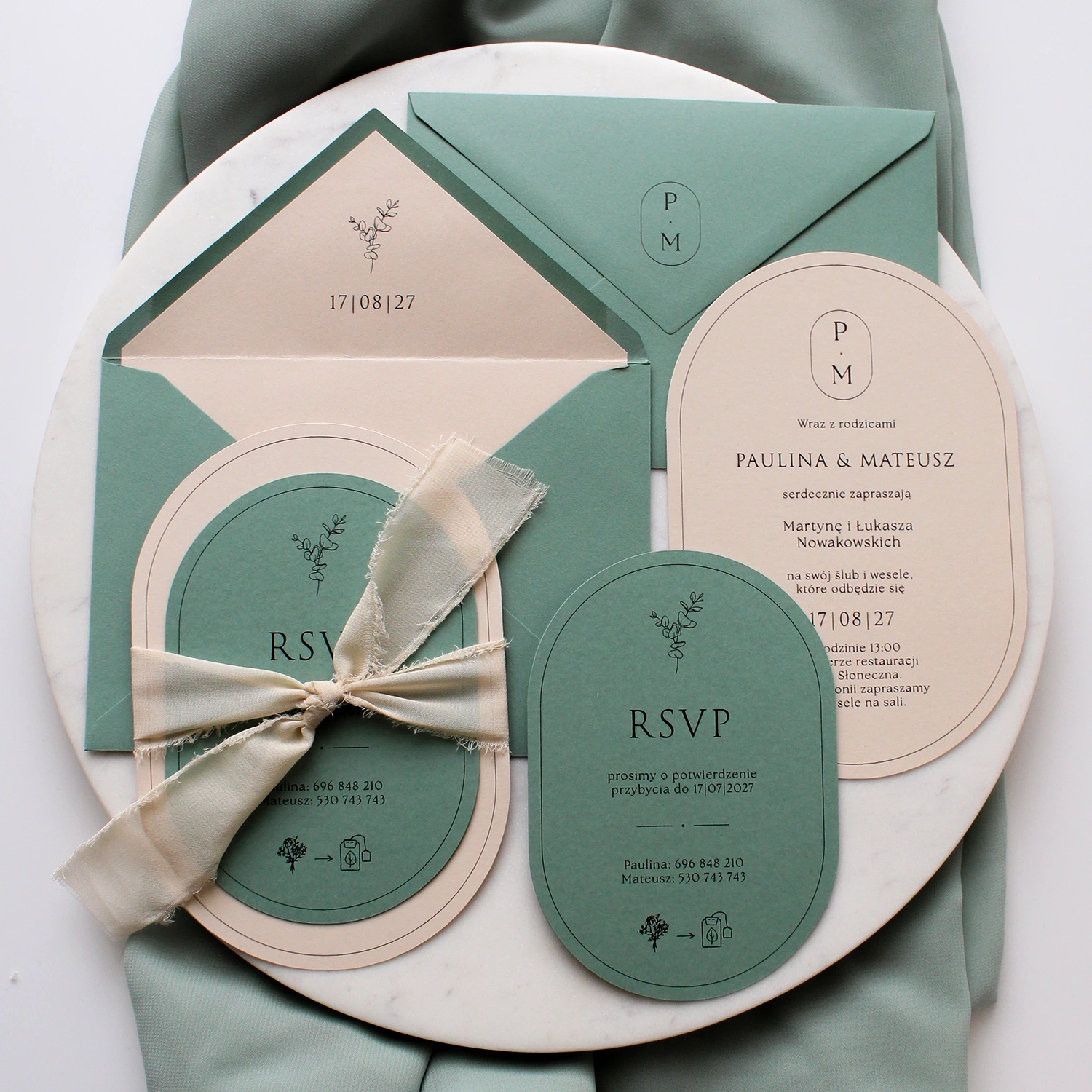 zestaw zaprosze艅 艣lubnych Eukaliptus z kopert膮 w odcieniu matcha, kart膮 g艂贸wn膮 i RSVP przewi膮zany szyfonow膮 wst膮偶k膮