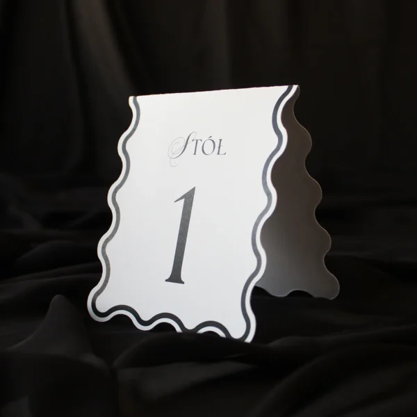 elegancka, falowana karta z numerem stołu w czerni, widoczna z boku