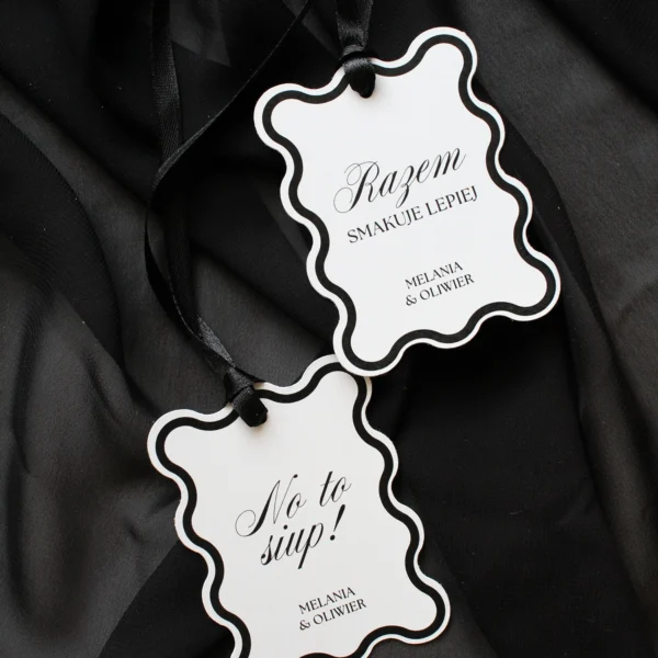 czarne zawieszki z napisem 