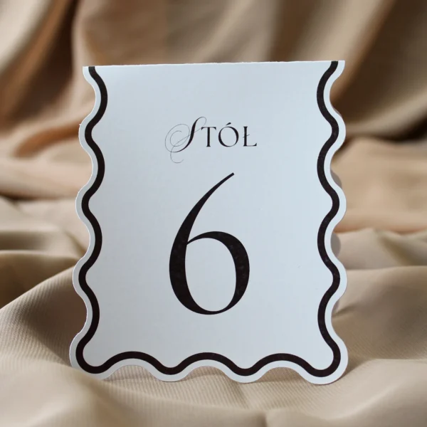 elegancki numer stołu z brązowym nadrukiem, ujęcie z boku na beżowym tle