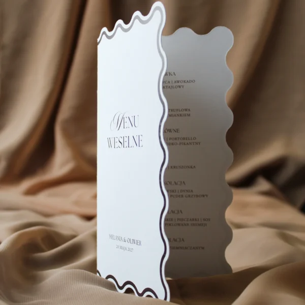 Wnętrze menu weselnego Modern Wave z bordowym tekstem i falowanymi krawędziami