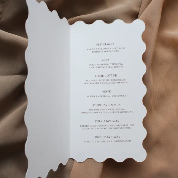 Wnętrze stojącego menu ślubnego z brązowej kolekcji Modern Wave z eleganckim układem dań.