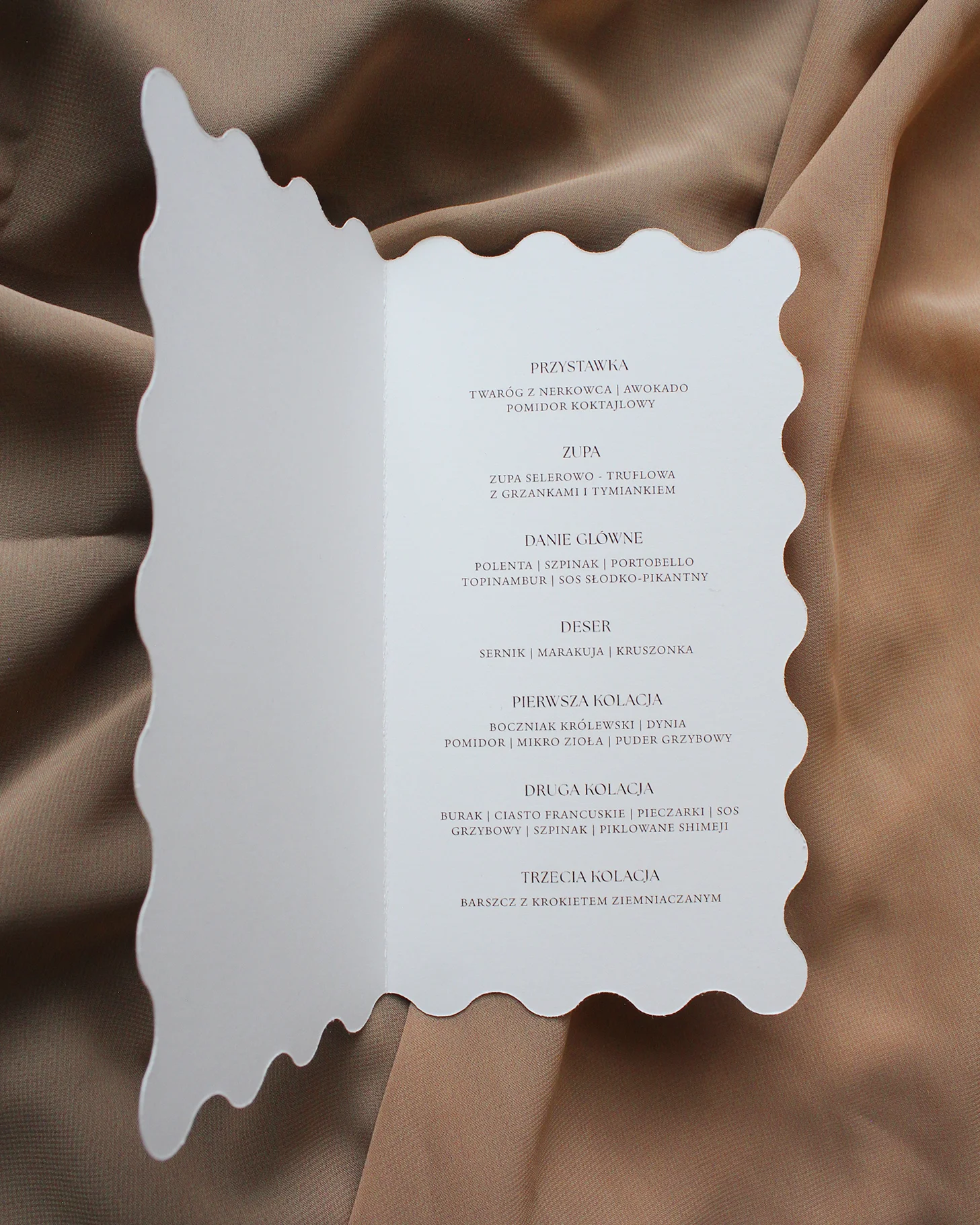 Wnętrze stojącego menu ślubnego z brązowej kolekcji Modern Wave z eleganckim układem dań.