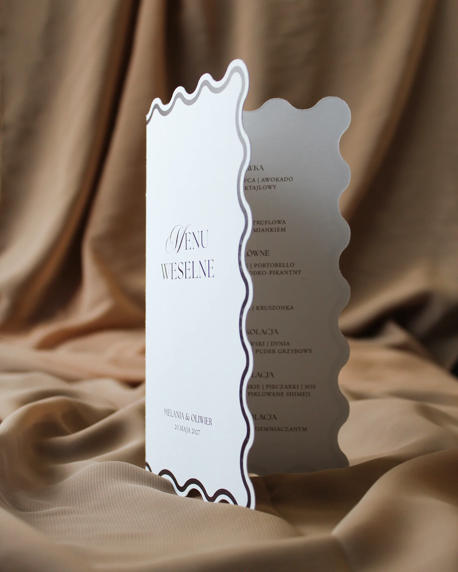 Wnętrze menu weselnego Modern Wave z bordowym tekstem i falowanymi krawędziami