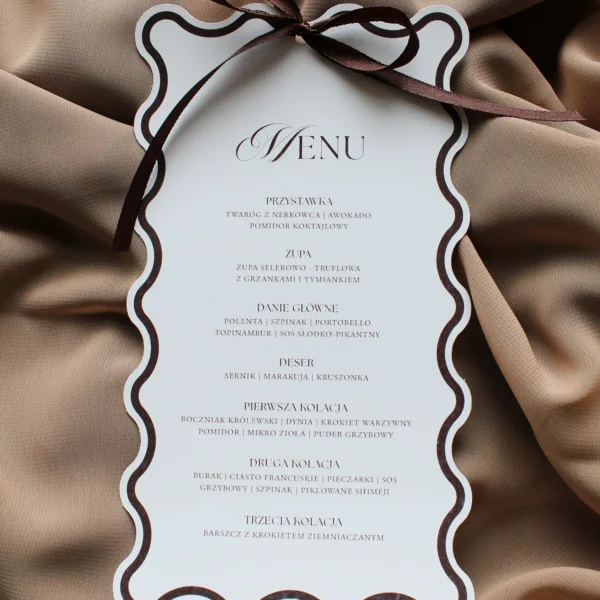 Menu ślubne z winietką i kokardką z kolekcji Modern Wave w brązowej wersji.