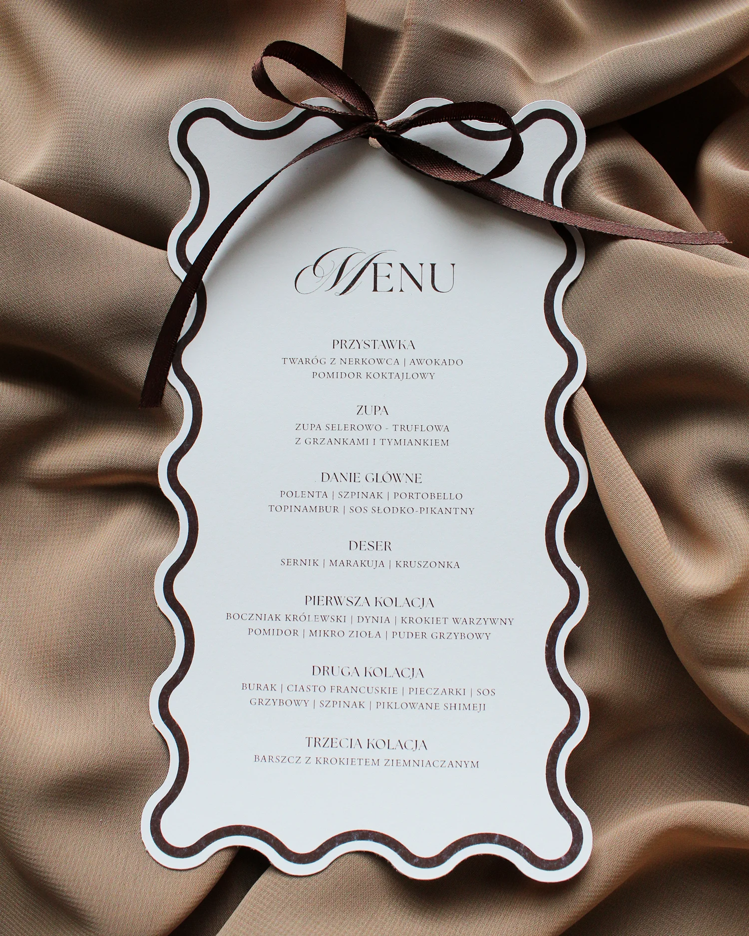 Menu ślubne z winietką i kokardką z kolekcji Modern Wave w brązowej wersji.