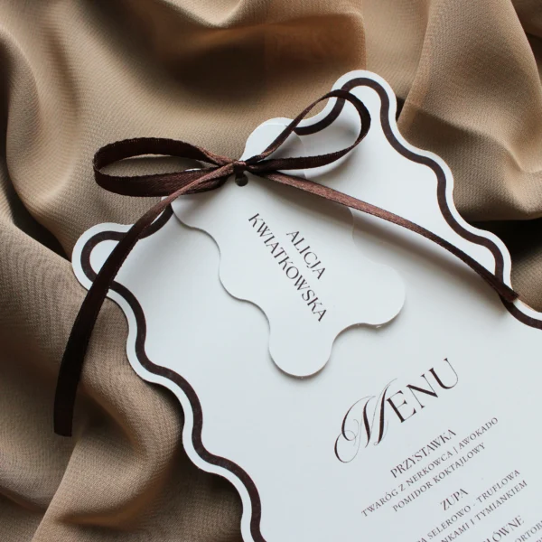 Menu i winietka z kolekcji Modern Wave w brązowej kolorystyce z dekoracyjnym obramowaniem.