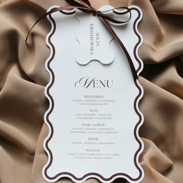 Menu ślubne z winietką i kokardką z kolekcji Modern Wave w brązowej wersji.