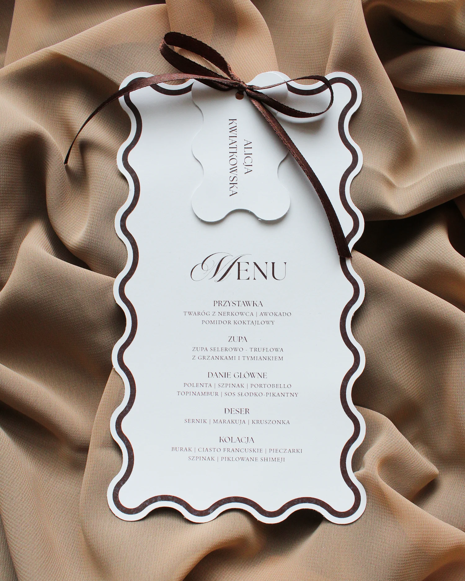 Menu ślubne z winietką i kokardką z kolekcji Modern Wave w brązowej wersji.