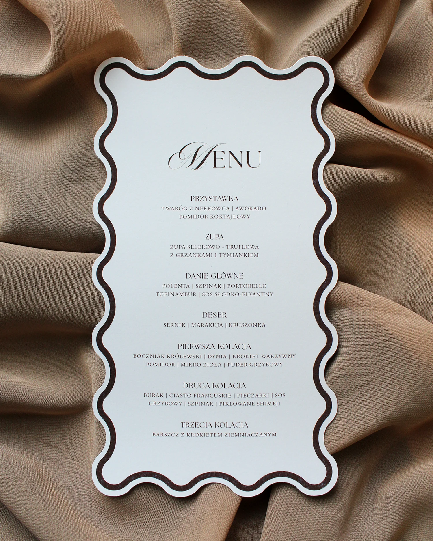 Menu weselne z kolekcji Modern Wave przewiązane brązową wstążką.