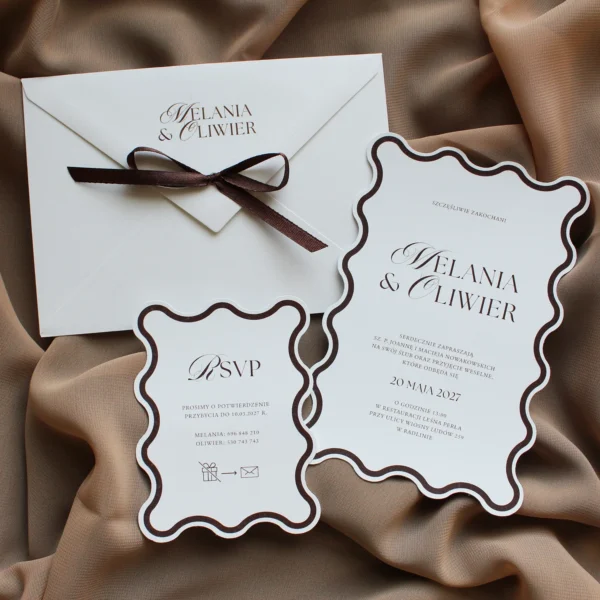 Zaproszenie i karta RSVP Modern Wave w eleganckim brązowym obramowaniu z dopasowaną kopertą.