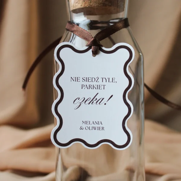 pojedyncza brązowa zawieszka z napisem 