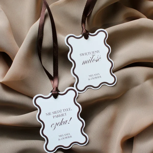 komplet brązowych zawieszek na wódkę weselną z tekstami i brązową wstążką