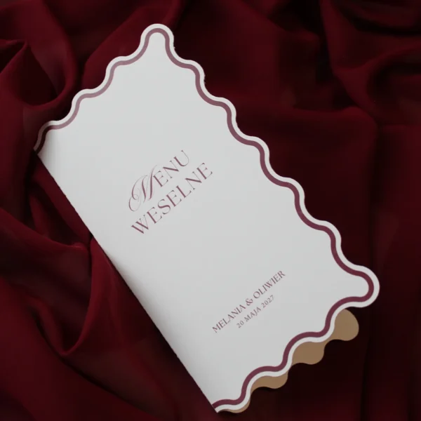 bordowe menu weselne z falowanym brzegiem na bordowej tkaninie