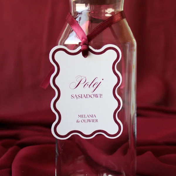 burgundowa zawieszka z hasłem 