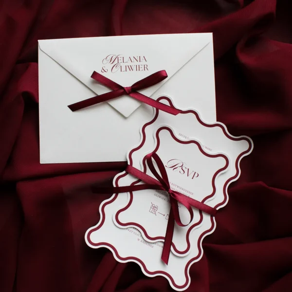 eleganckie burgundowe zaproszenie i karta rsvp modern wave z falowanymi krawędziami na bordowym tle