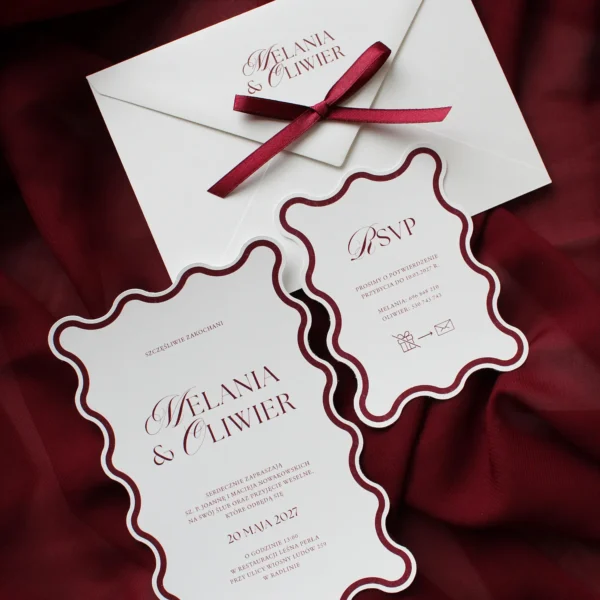 komplet burgundowych zaproszeń ślubnych modern wave – karta główna i rsvp z falowanym brzegiem, przewiązane wstążką