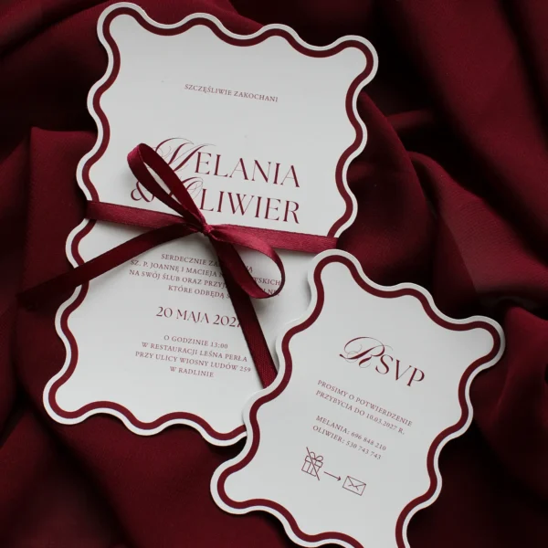 burgundowe zaproszenie ślubne modern wave przewiązane satynową kokardką, w zestawie karta rsvp