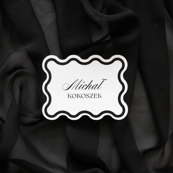 Leżąca winietka z kolekcji Modern Wave w kolorze czarnym, na czarnym tle z falowanym brzegiem.